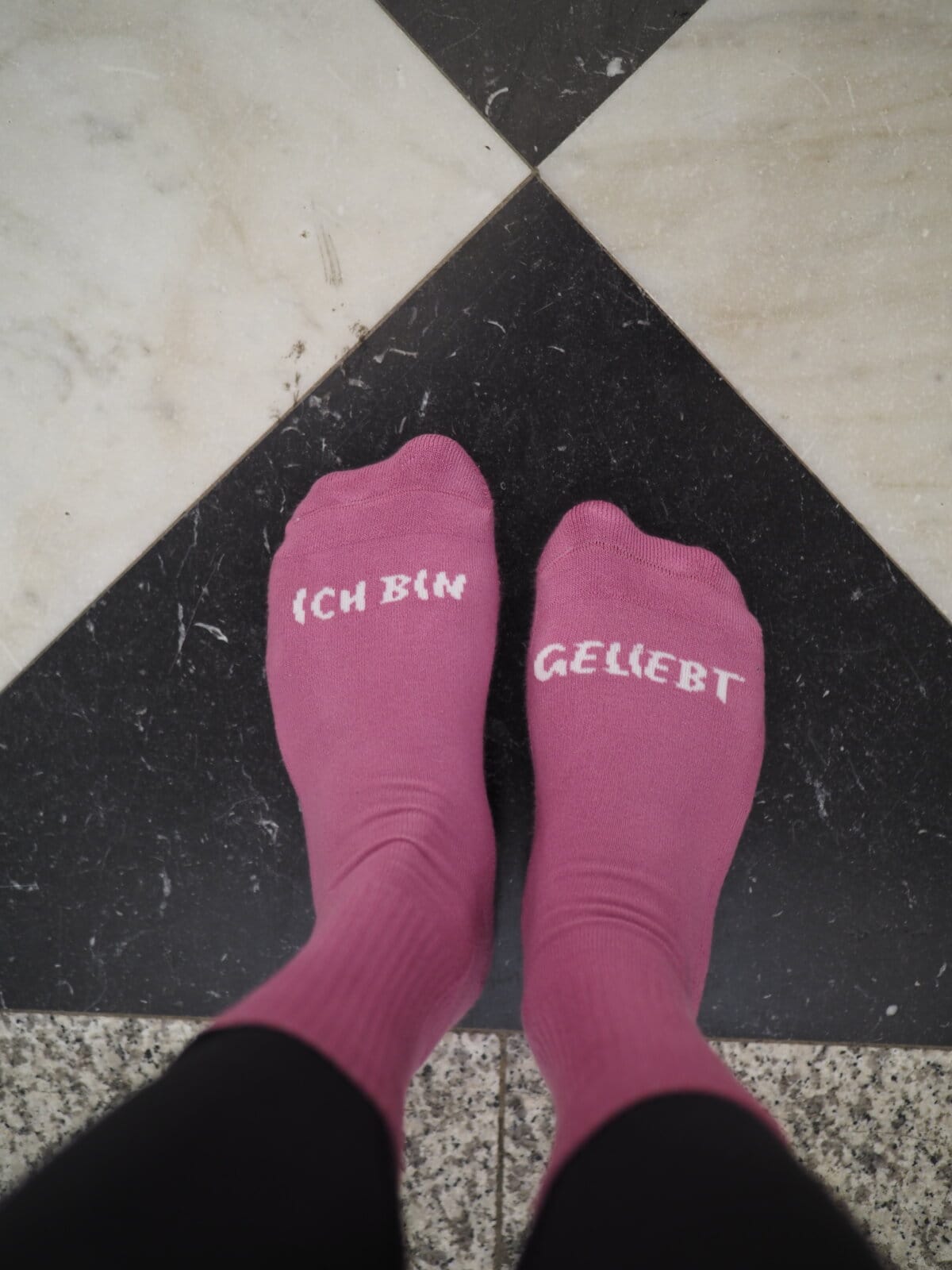 "Ich bin geliebt" Socken - Image 6