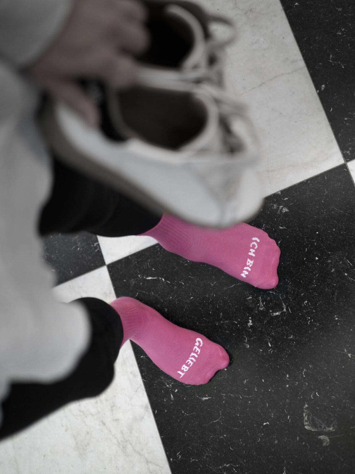 "Ich bin geliebt" Socken - Image 5